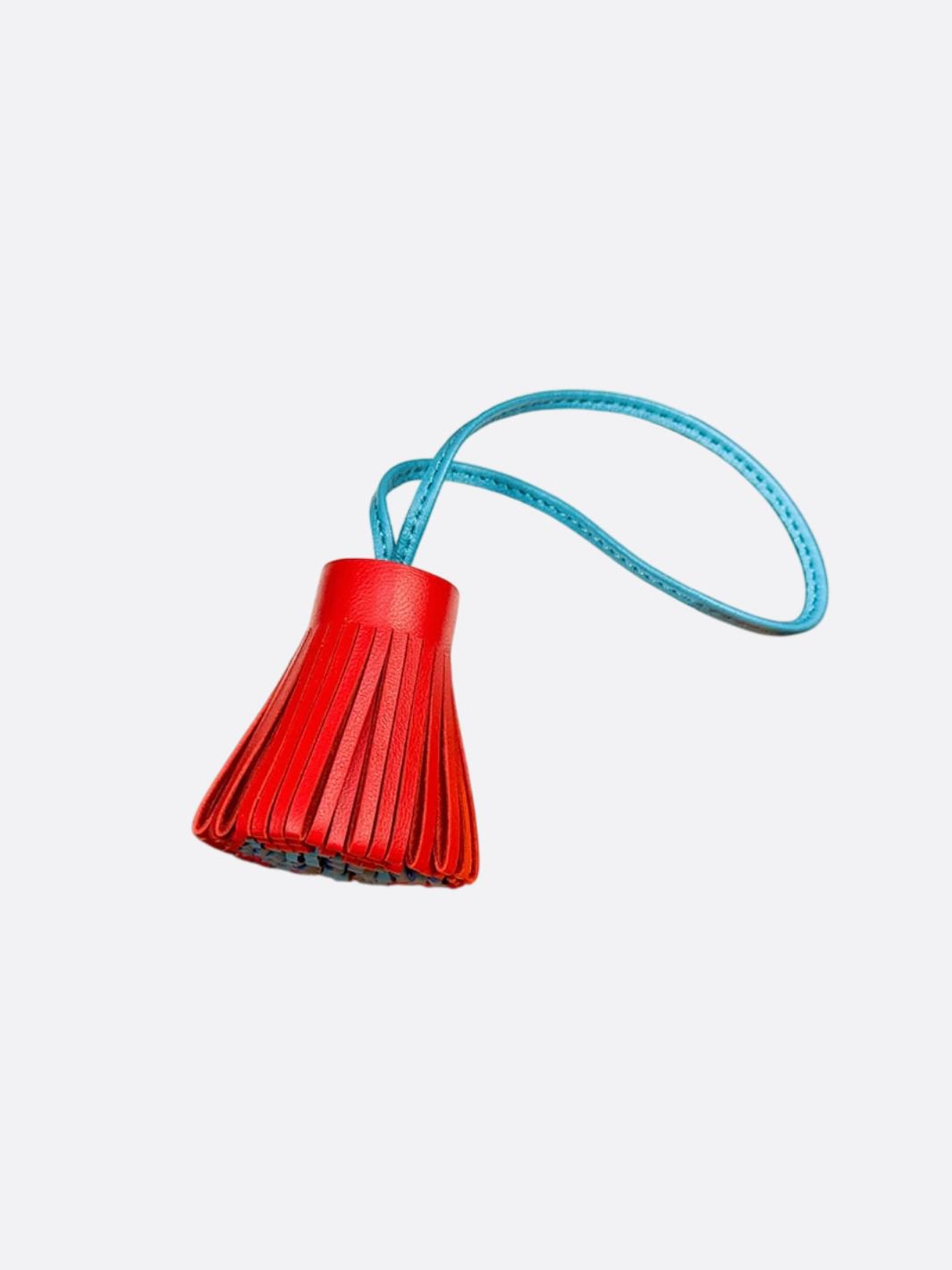 pompon cuir rouge et bleu ciel